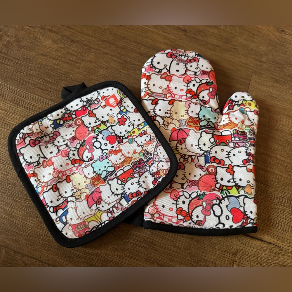 Brand New HELLO KITTY-2 Piece Oven Mitt Set